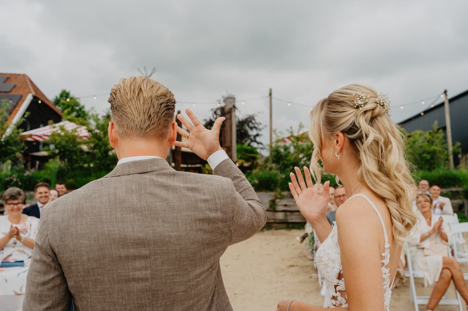 Bruidspaar tijdens de ceremonie, bruid met half opgestoken krullen en gipskruid
